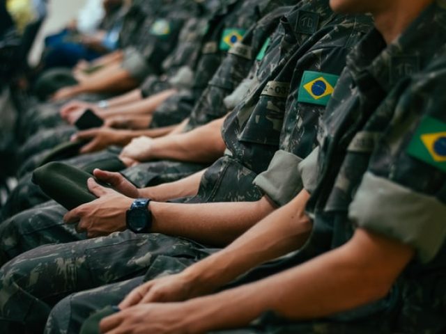 Servir ao Estado ou a um governo?
