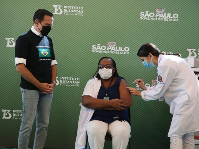 Alívio e otimismo: Dória comemora o início da vacinação