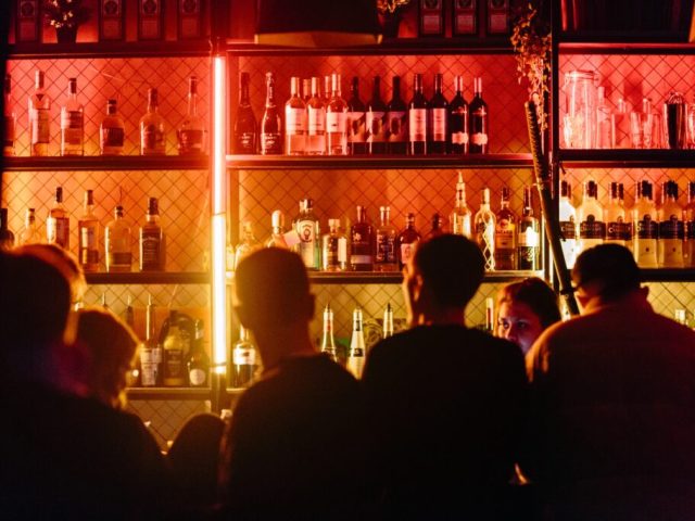 Restaurantes e bares: mesas vazias, bolsos vazios