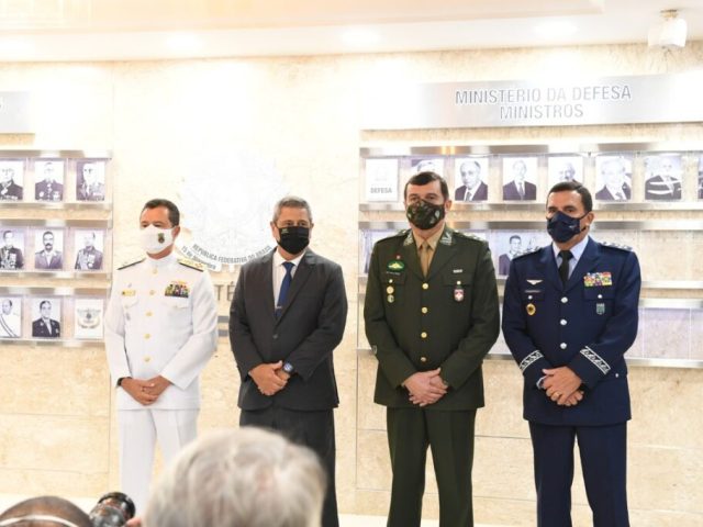 Demissão de Ministro e renúncias de Comandantes geram crise militar