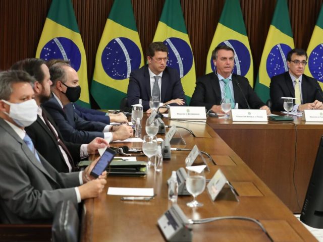 De “lei para inglês ver” para “compromisso para americano acreditar”