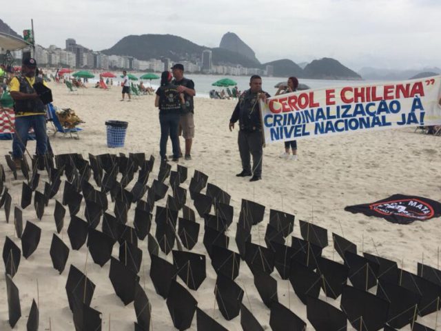 Gestão equivocada da pandemia causa perda de popularidade e motociata necessita de brindes para atrair apoiadores