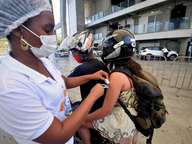 Cidades implantam “passaporte da vacina” para tornar convívio social mais seguro