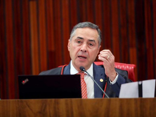 Ministro do STF determina obrigatoriedade da apresentação de comprovante de vacinação de pessoas que chegam do exterior