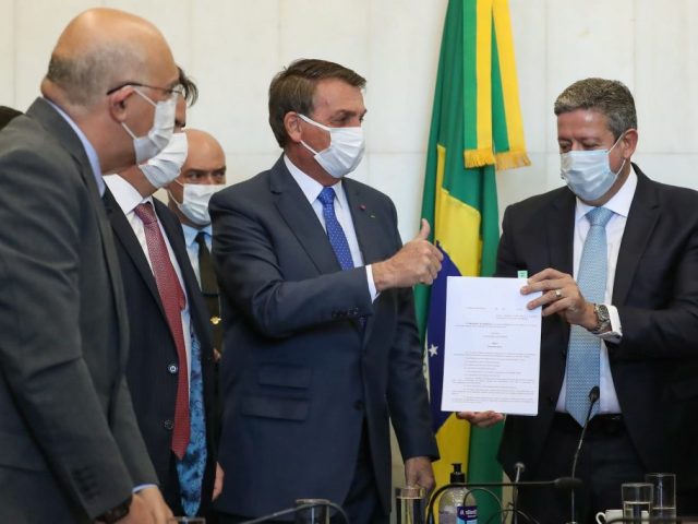 Auxílio Brasil: beneficiários recebem pagamentos, mas não têm garantida a sua independência