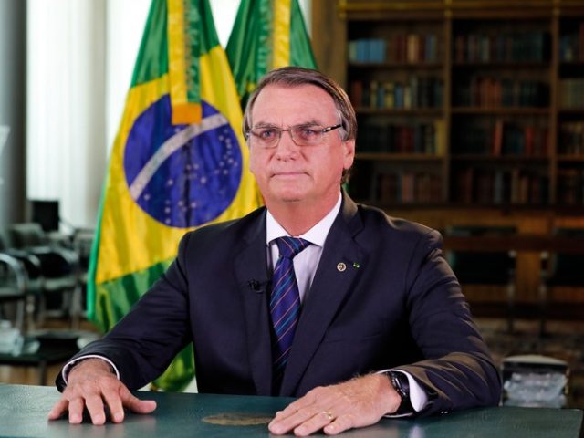 Pronunciamento “fake” ao som de panelaço