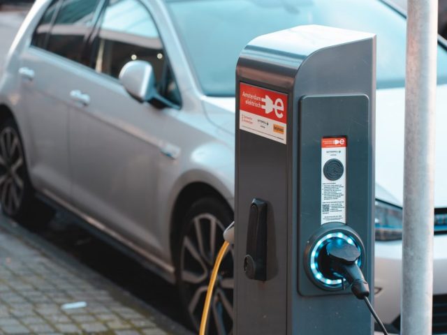 Alta dos preços dos combustíveis e da energia elétrica gera inflação e é oportunidade para país adotar medidas de incentivo para nova matriz energética