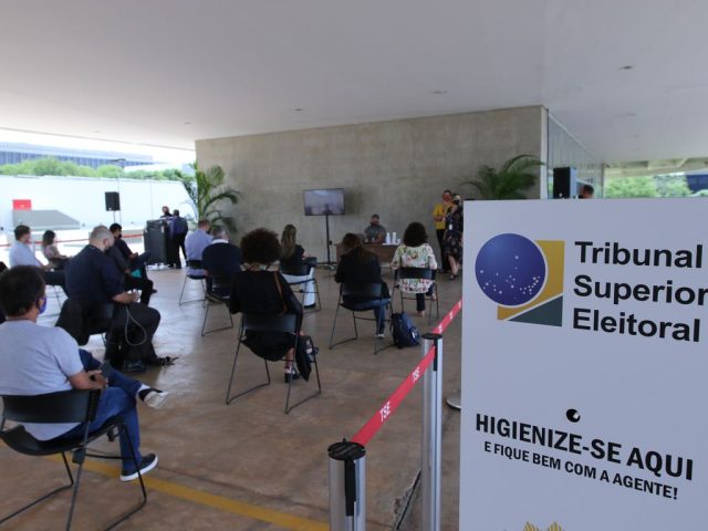 Legislação Eleitoral e direito constitucional de livre expressão permite cidadãos se manifestarem politicamente, a qualquer momento