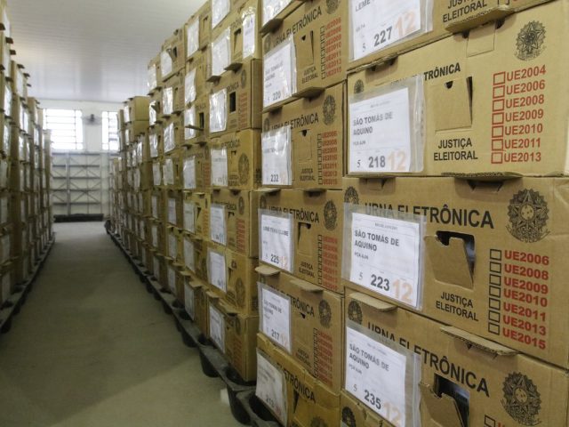 Reunião com embaixadores estrangeiros tem ataques a instituições democráticas