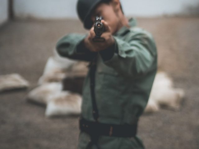 O incentivo ao uso de armas para solucionar divergências políticas