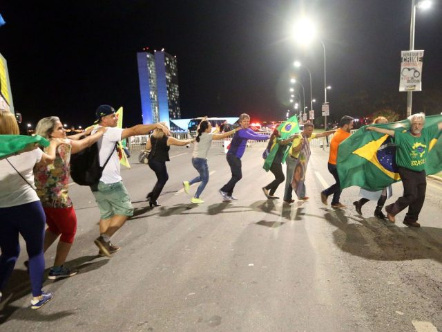 Direita radical bolsonarista faz vandalismos contra a democracia
