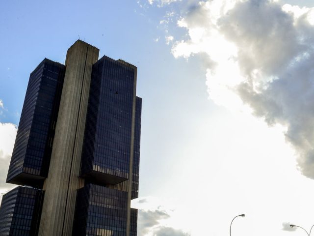 Taxa de juros para garantir inflação baixa, crescimento econômico e o pleno emprego