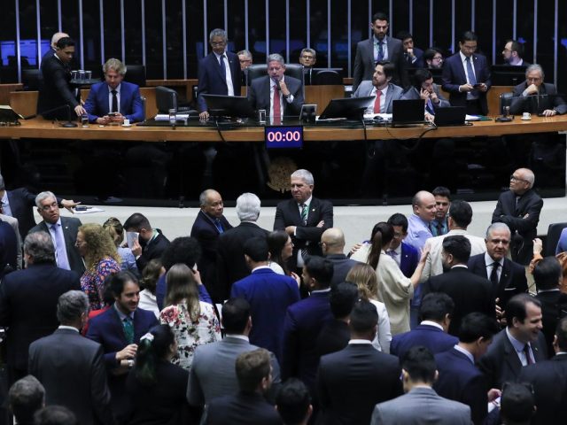 Política Brasileira: Câmara aprova reforma tributária em meio a fortes articulações