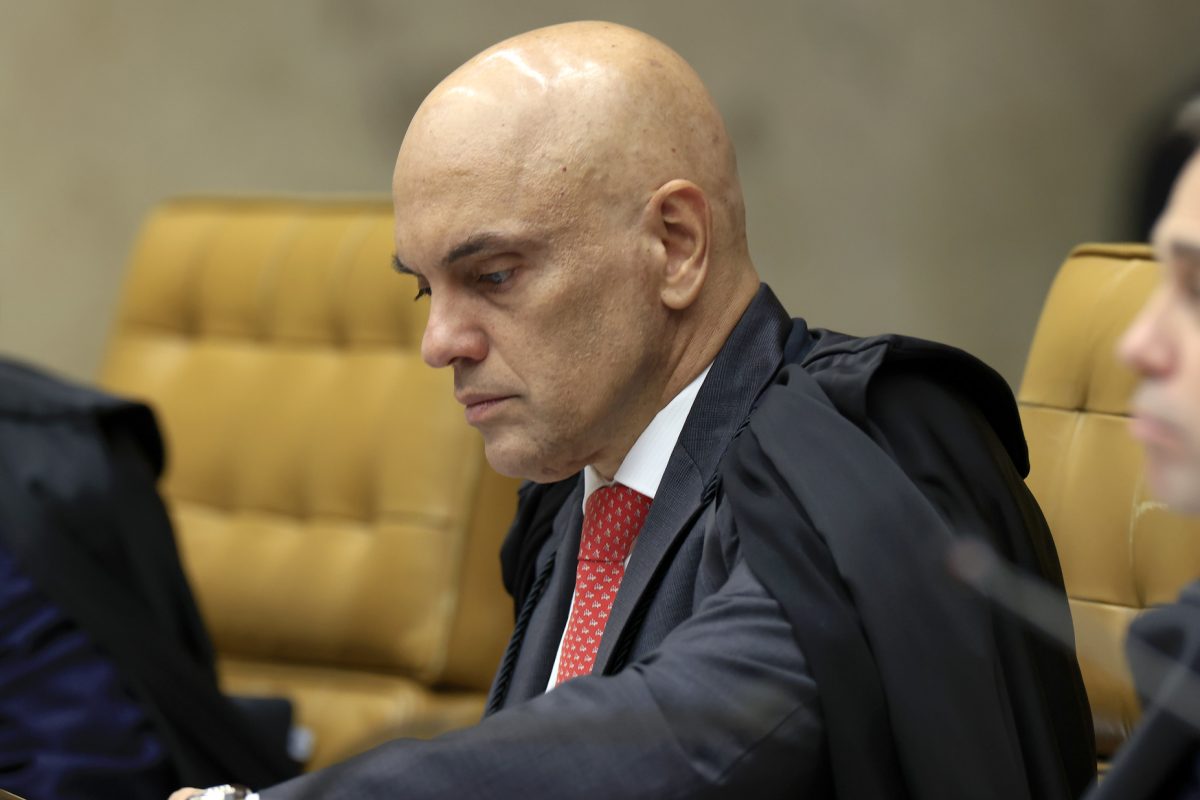 Embaixador informal amplia ataques aos Poderes da República