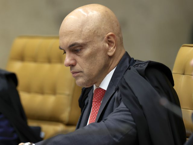 Embaixador informal amplia ataques aos Poderes da República
