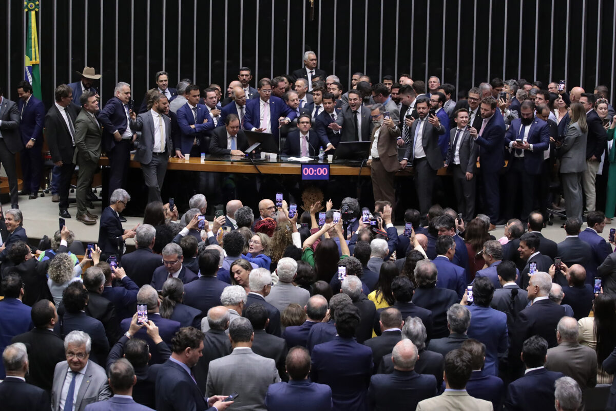 Ocupação de plenários por parlamentares fere Constituição e Regras Internas do Congresso