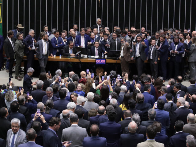 Ocupação de plenários por parlamentares fere Constituição e Regras Internas do Congresso