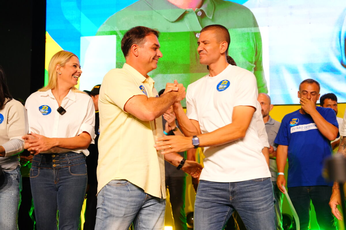 Flávio Bolsonaro lidera o primeiro turno e já fala como governo